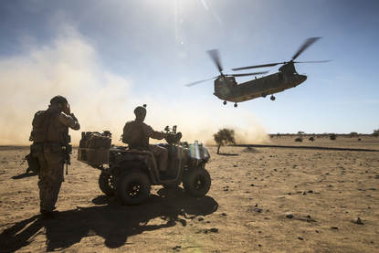 Militairen van een verkenningsenheid met een quad worden na een patrouille opgepikt door een Chinook (Mali, 2017).