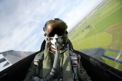 F-16-vlieger in cockpit.