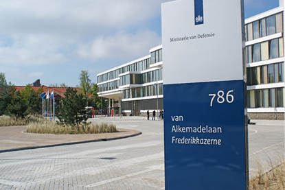 Entree Frederikkazerne Den Haag. Tekst op bord: 786 Van Alkemadelaan Frederikkazerne.