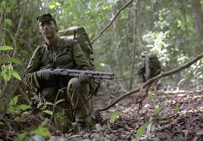 Luchtmobiele militair in de jungle met shotgun.