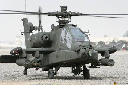 Apache-gevechtshelikopter op de grond.