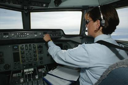 Vlieger in cockpit Fokker 50.