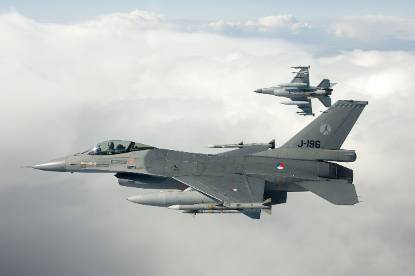 2 bewapende F-16's in de lucht.