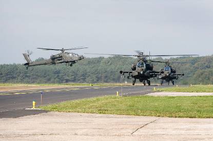 3 Apache-gevechtshelikopters landen op luchtvaartterrein Deelen.
