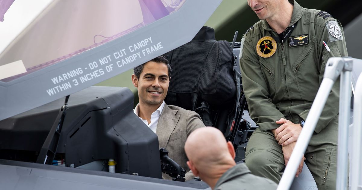 Premier maakt kennis met opleiding luchtmacht op vliegbasis Leeuwarden